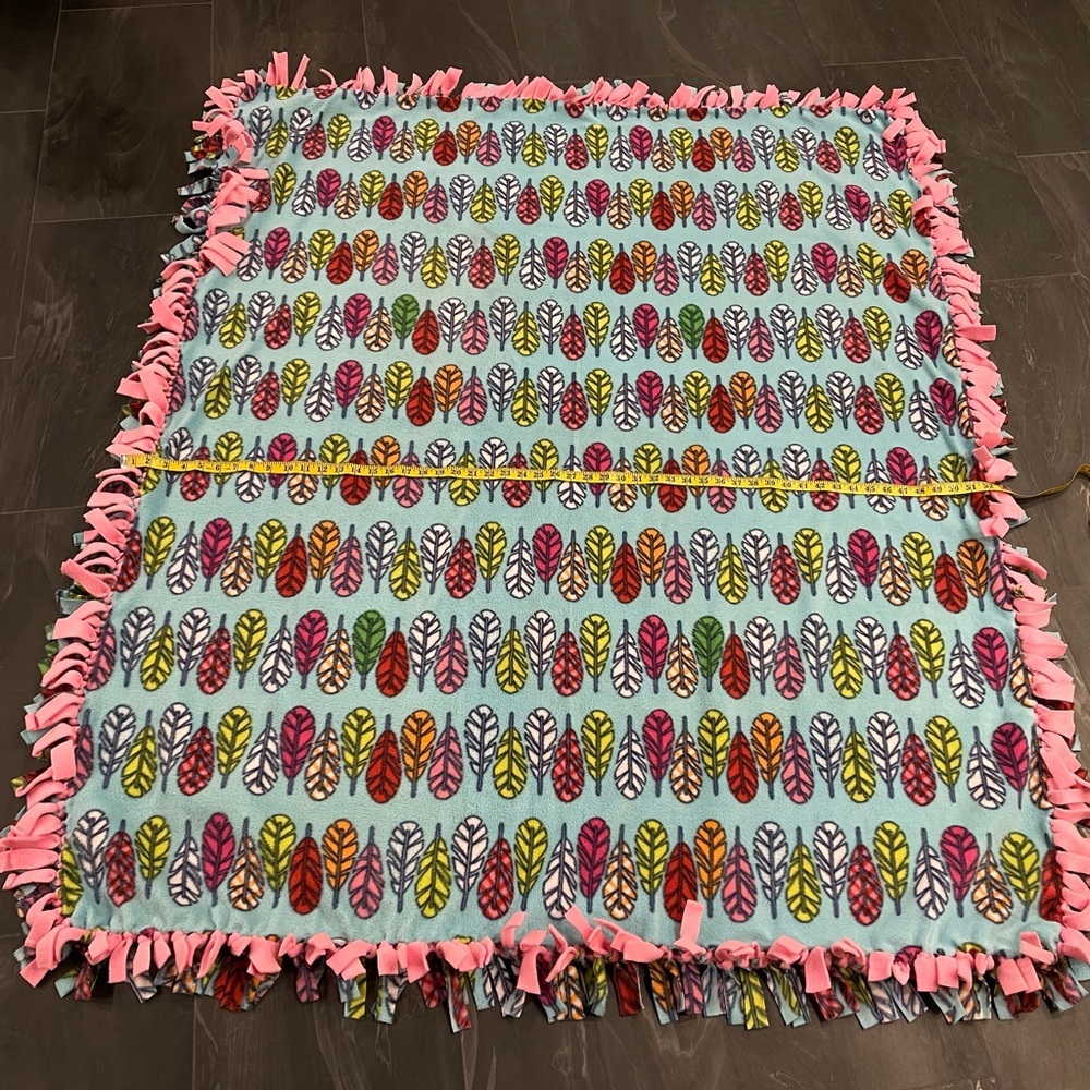 BLANKET Fleece Feather Design Size 52” x 62” Handmade Excellent Condition - Picture 3 of 7